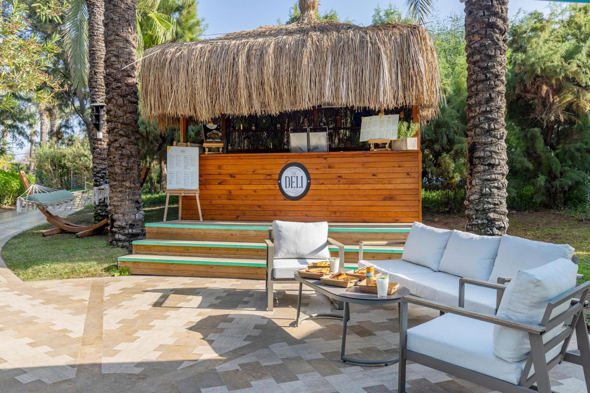 Concorde De Luxe Resort Antalya Exterior foto Pool bar at the hotel