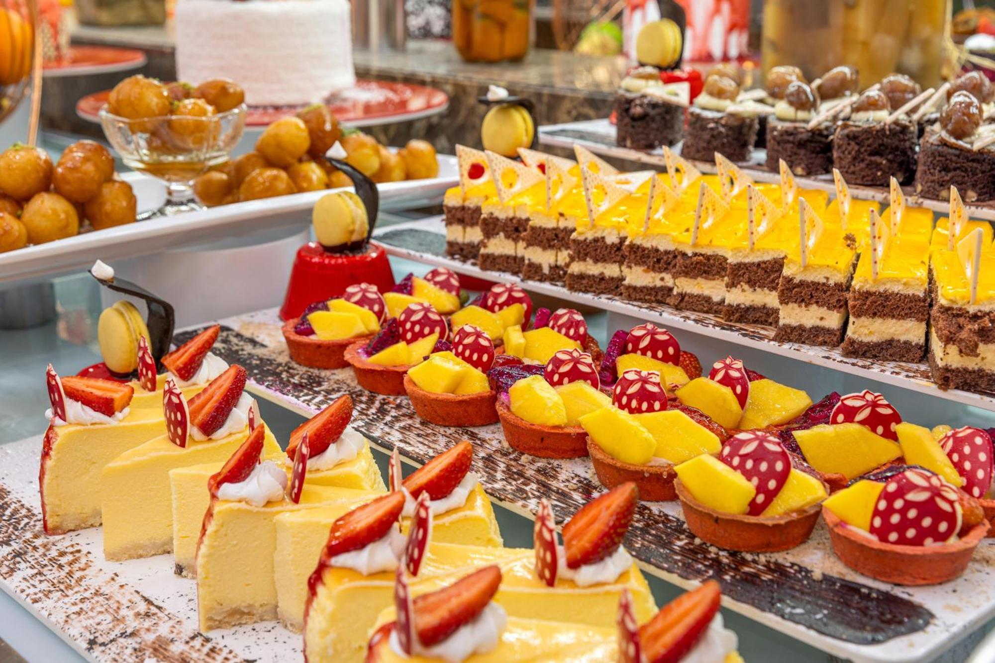 Concorde De Luxe Resort Antalya Exterior foto A dessert buffet