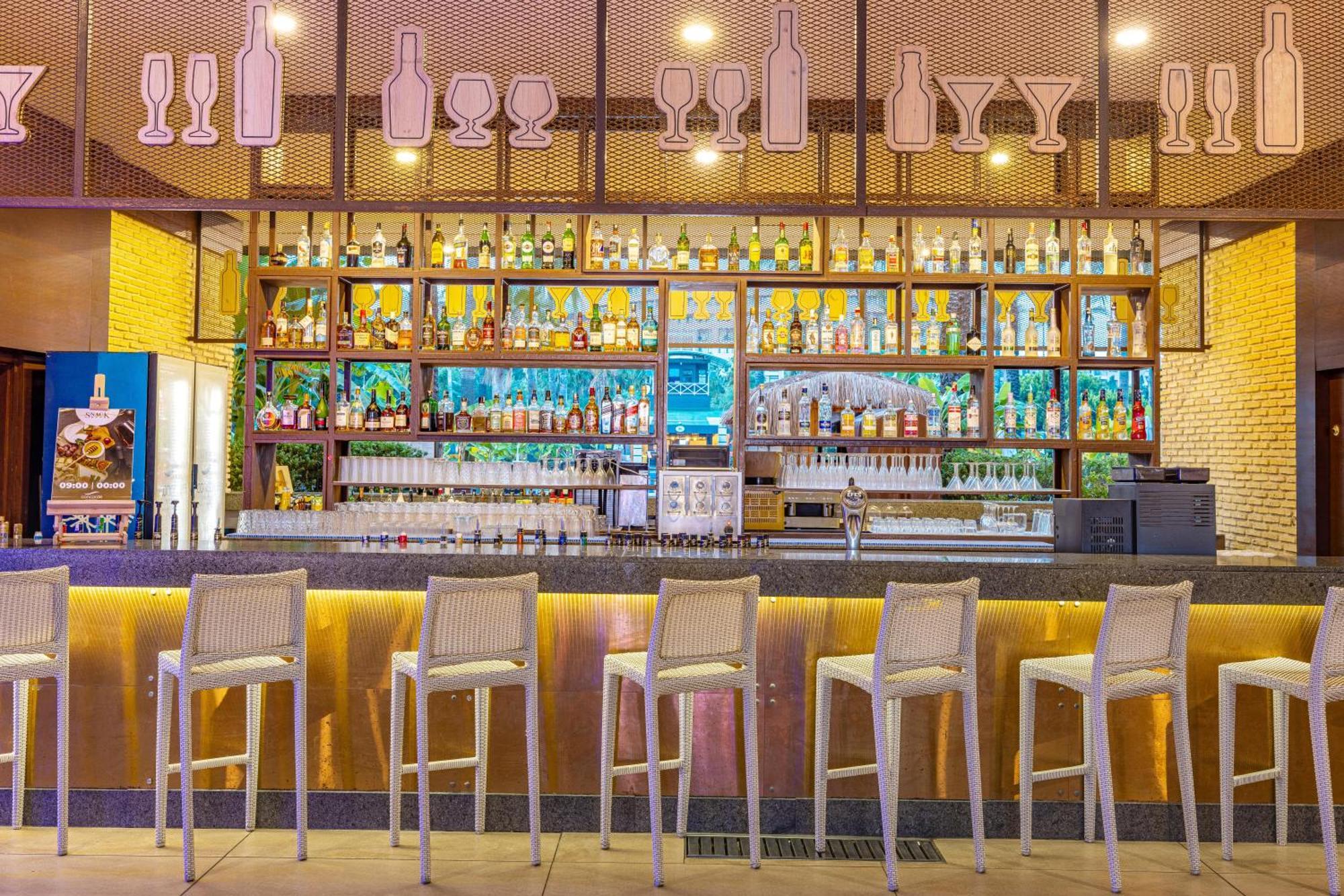 Concorde De Luxe Resort Antalya Exterior foto The bar at the hotel